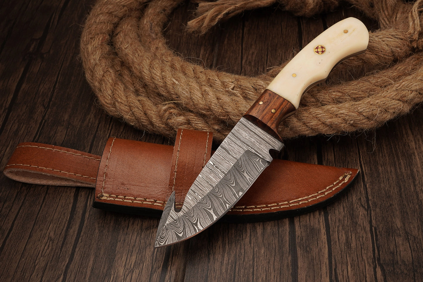 Twist Pattern Damascus Steel Hunting Knife – 300 Layers of Hammer-Forged Precision
