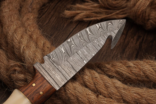 Twist Pattern Damascus Steel Hunting Knife – 300 Layers of Hammer-Forged Precision
