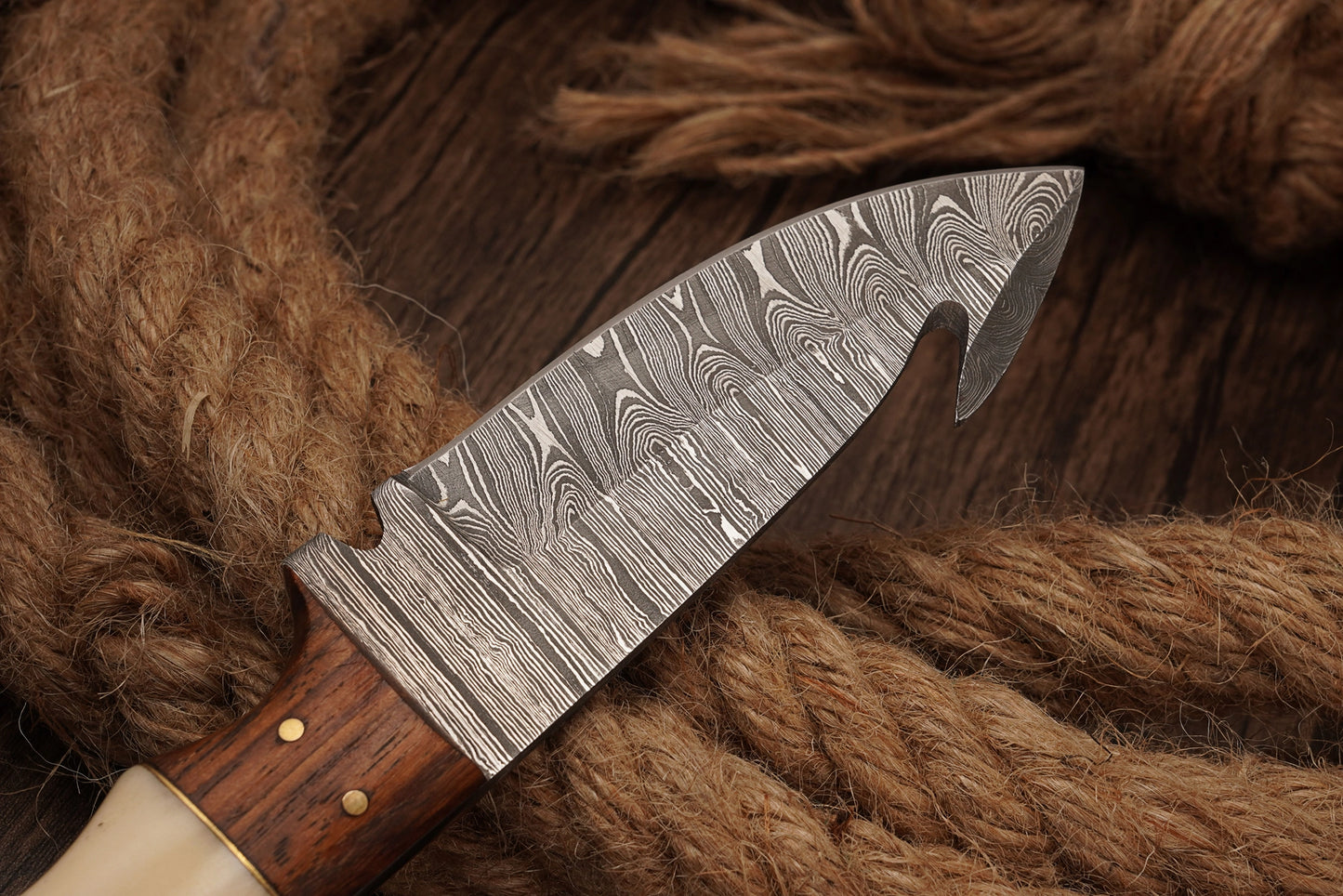 Twist Pattern Damascus Steel Hunting Knife – 300 Layers of Hammer-Forged Precision