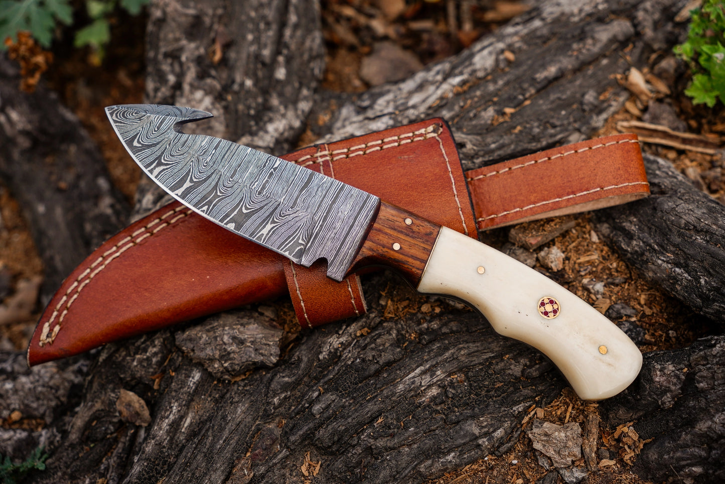 Twist Pattern Damascus Steel Hunting Knife – 300 Layers of Hammer-Forged Precision